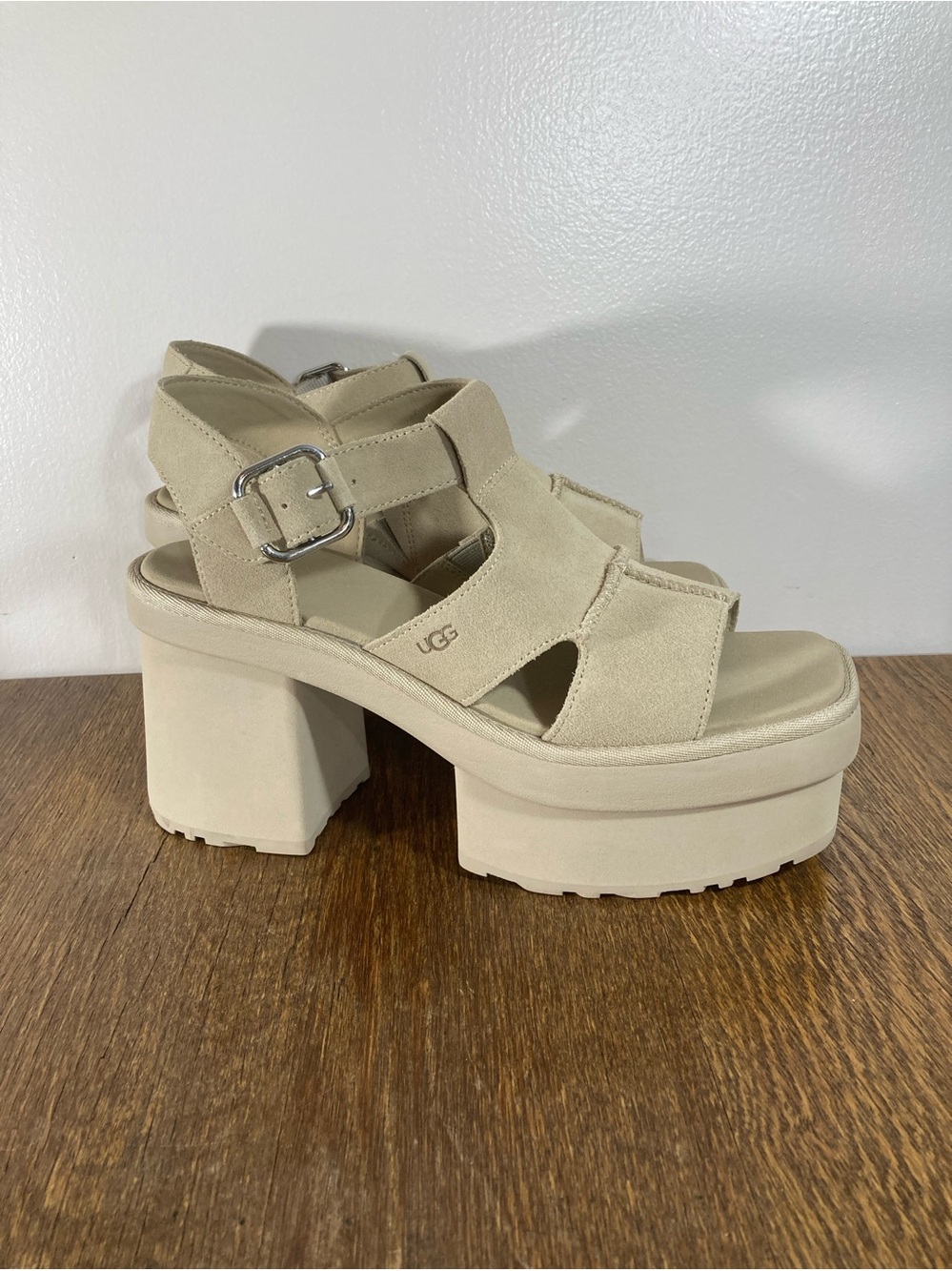 New UGG New Heights Platform T-Strap Sandal in Mustard Seed Women’s Size 10